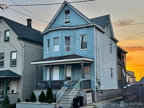 5th image of 686 Charles St