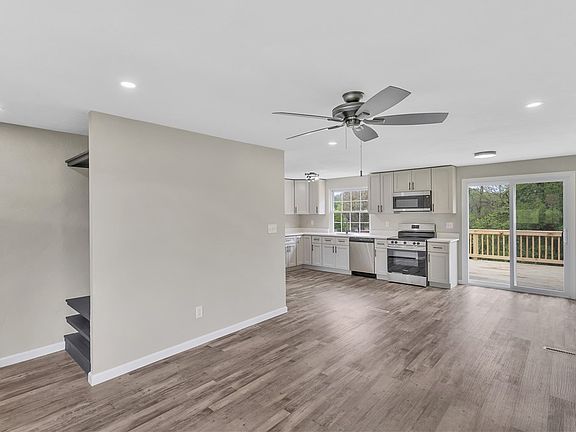 3rd image of 709 Providence Dr