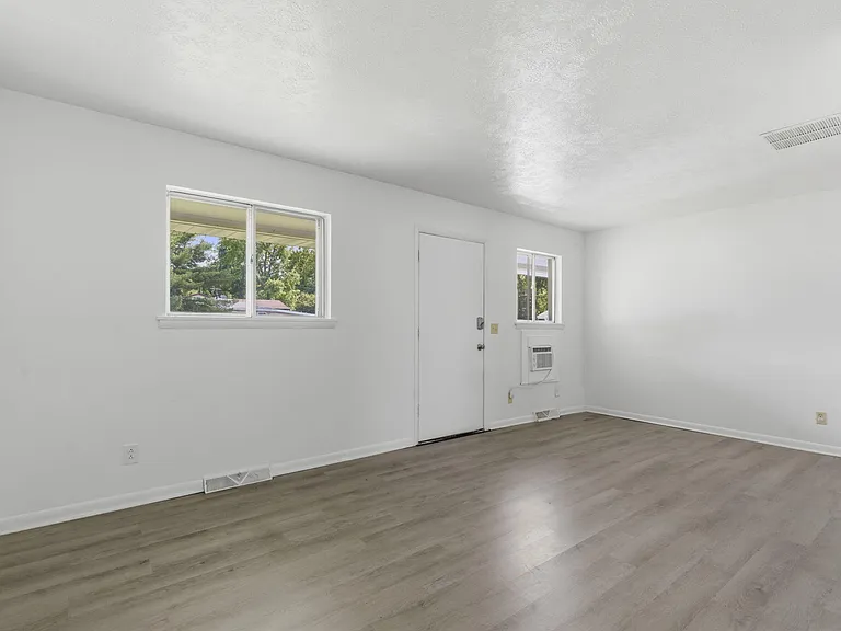 1017 W Washita St #2 — Photo 6