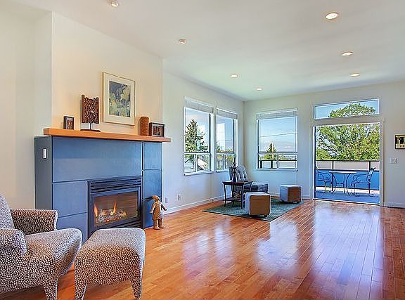 Large living room, gas fireplace, downtown/Space Needle view deck.