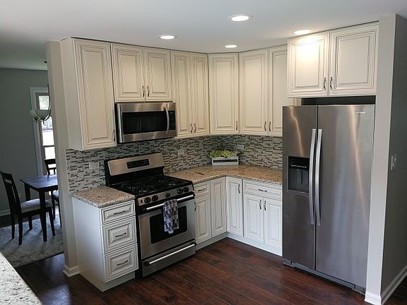 3rd image of 4647 Farmington Ave