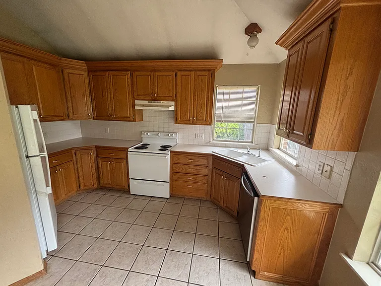 2121 N Burdick St — Photo 3