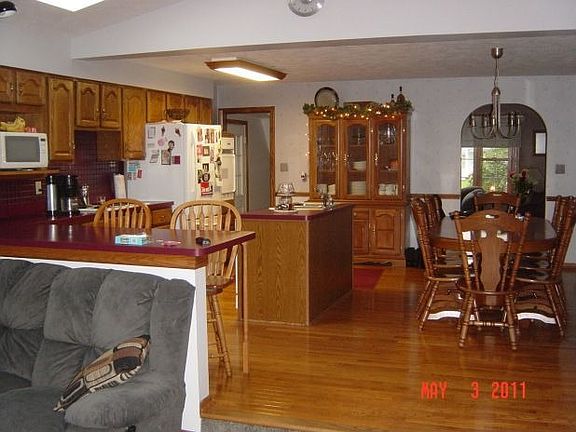 2nd image of 834 Woodlawn Ave