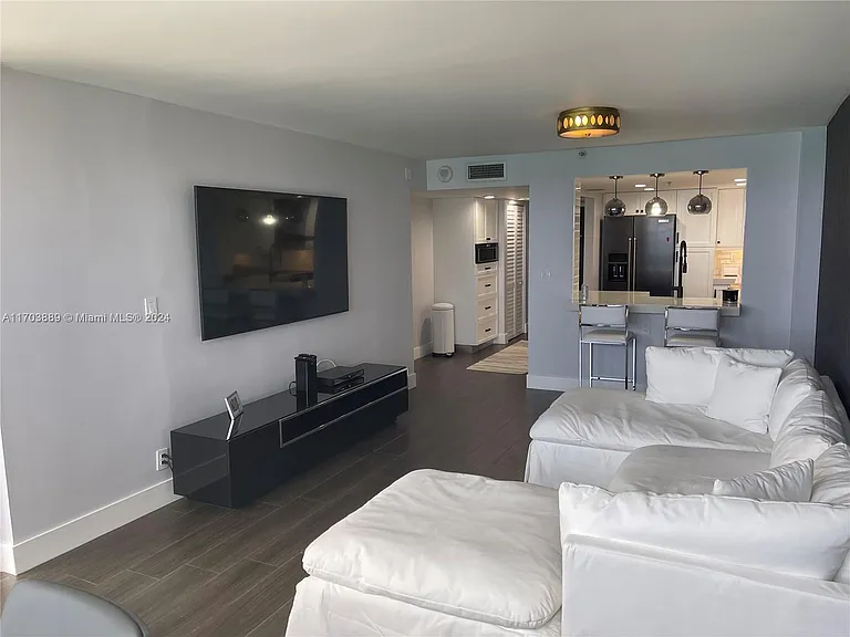 2555 Collins Ave #1409 — Photo 17