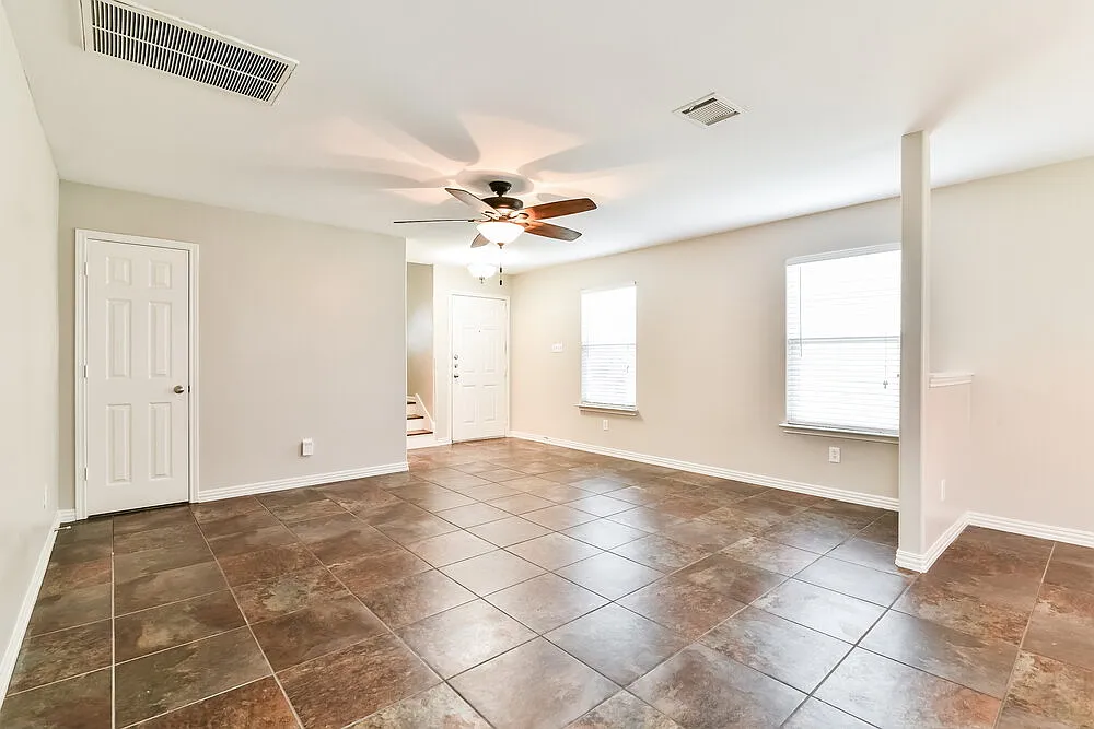 3 bed, 2.5 bath, 1820 sqft, $1,875 — Photo 3