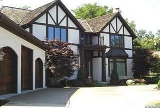 1st image of 2 Westhampton Dr