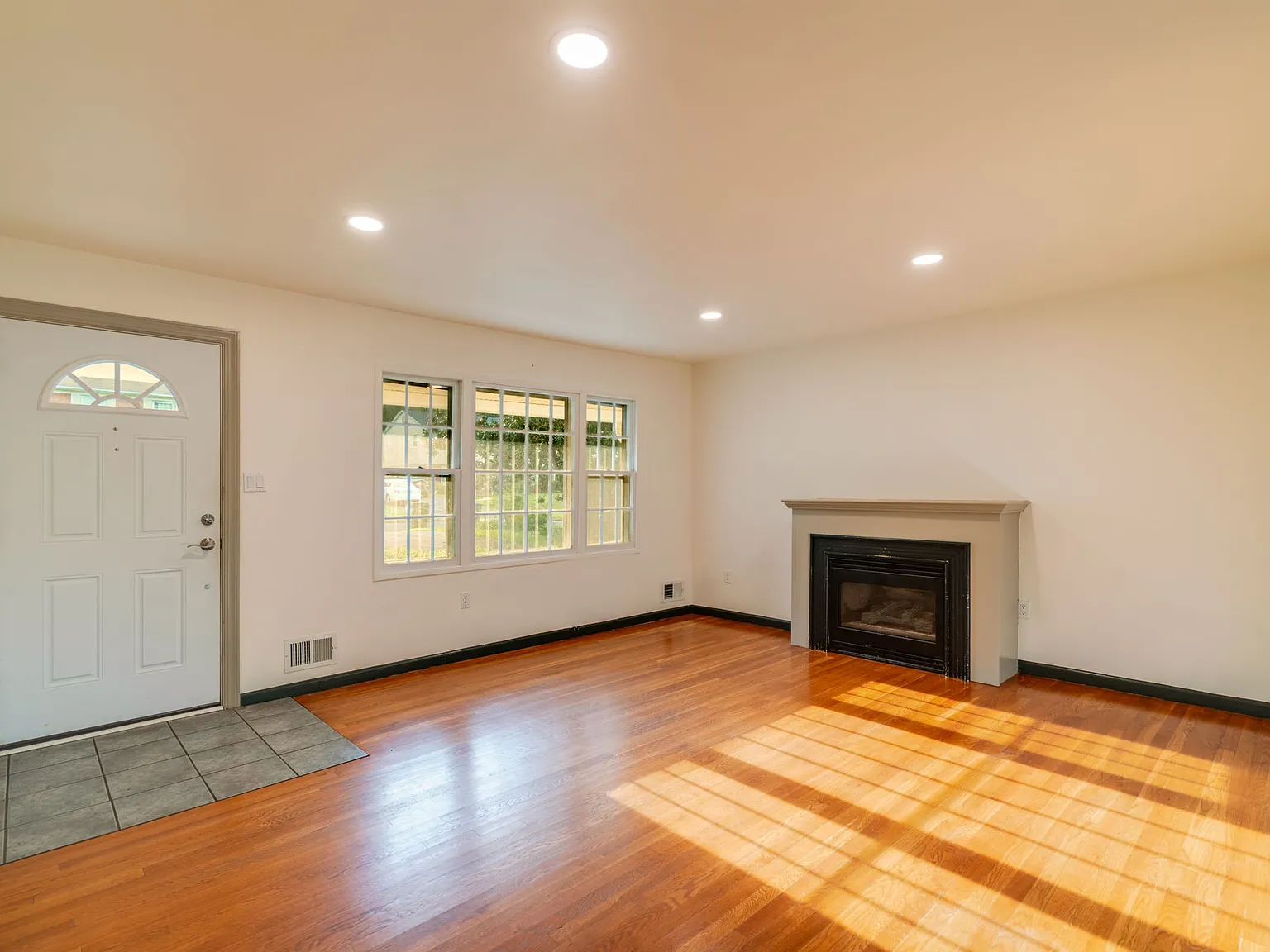 5 bed, 2100 sqft, $4,100 — Photo 4