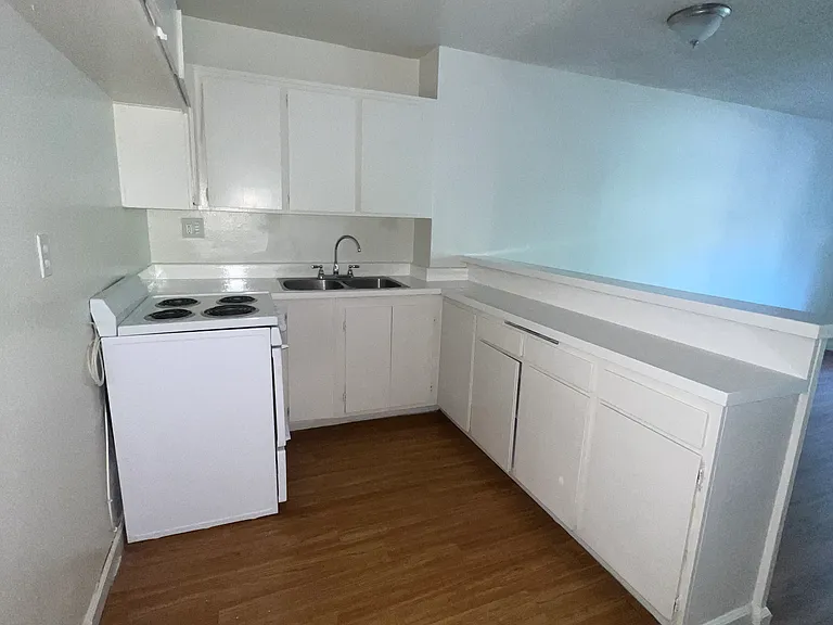 Lennox Lanai Apartments — Photo 38