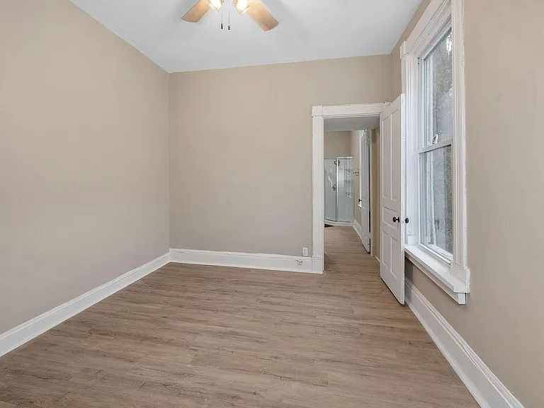 Master Bed- walk into the en-suite bathroom