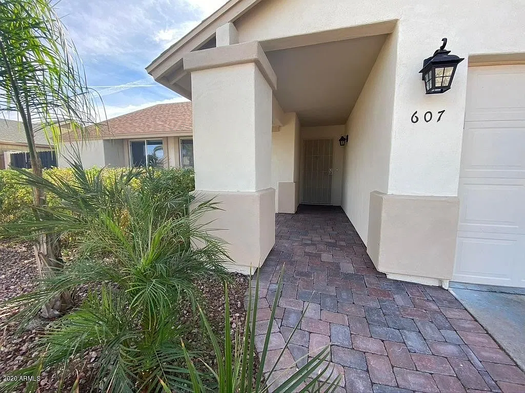 3 bed, 1277 sqft, $2,195 — Photo 2