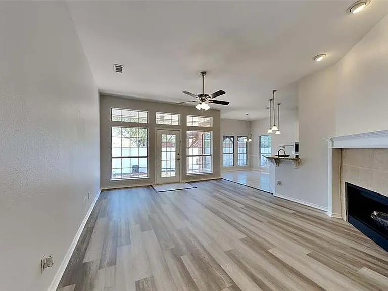 3016 Coventry Ln — Photo 4