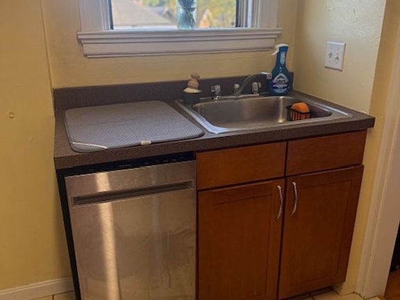5th image of 2495 Madison Rd #6
