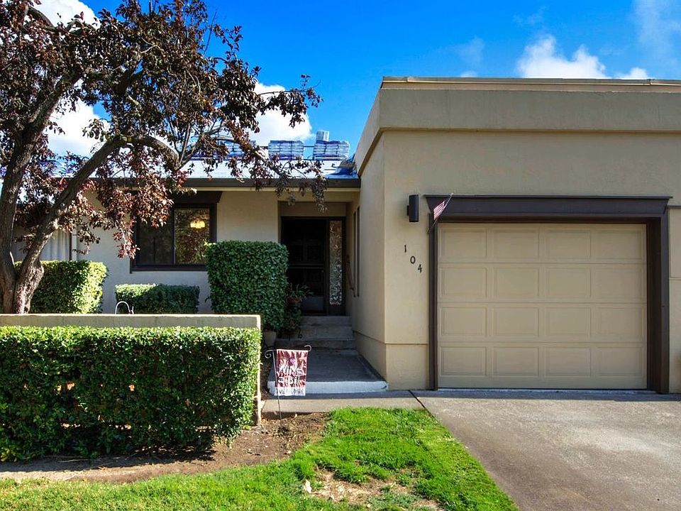1st image of 104 Vineyard Cir