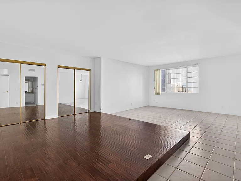Woodman Ave Apartments — Photo 22