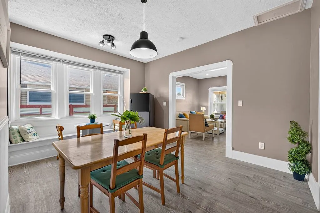 Craftsman 3-Bedroom with Fenced Yard and Fire Pit — Photo 4