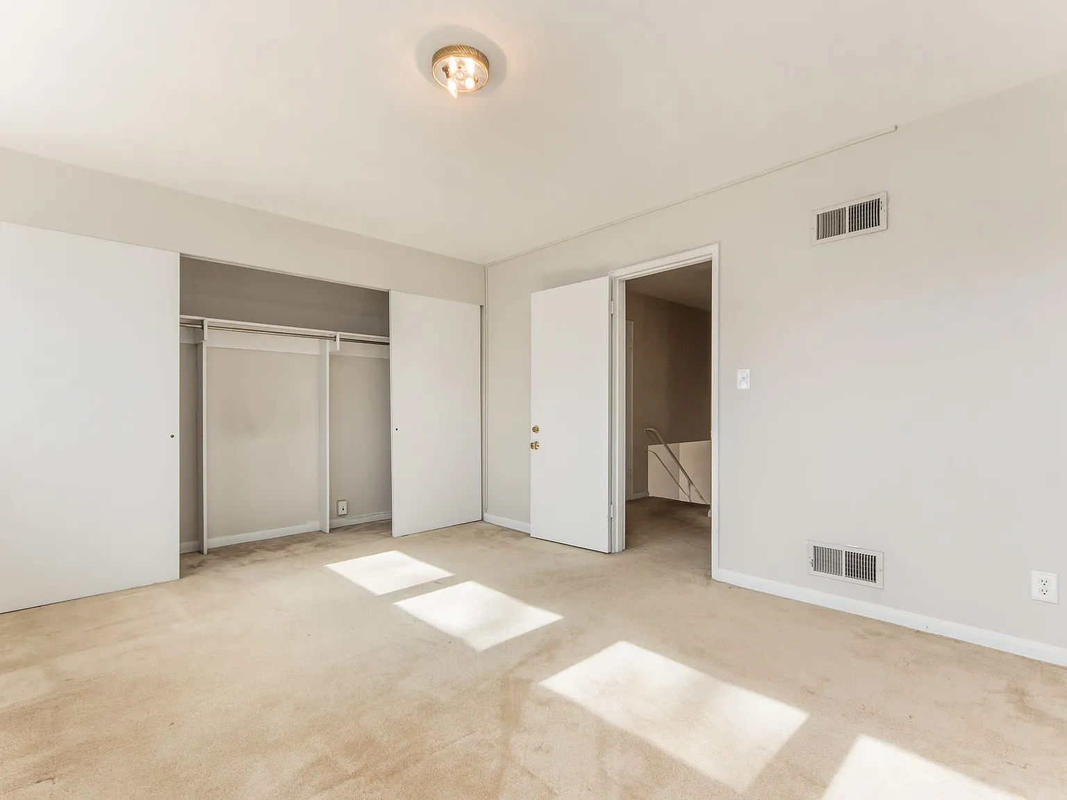 3 bed, 2.5 bath, 2700 sqft, $3,550 — Photo 2