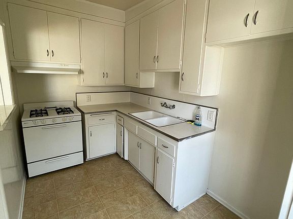 4th image of 1218 S Barrington Ave #11
