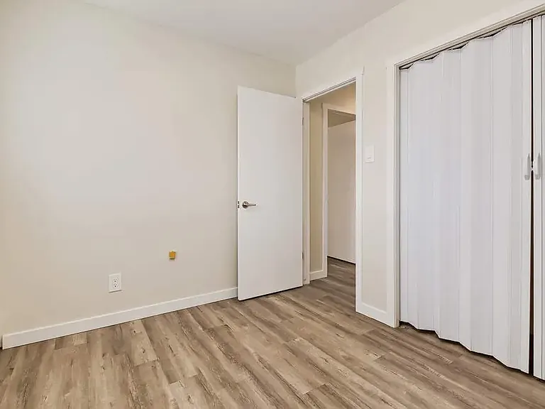 510 Robert St E — Photo 13