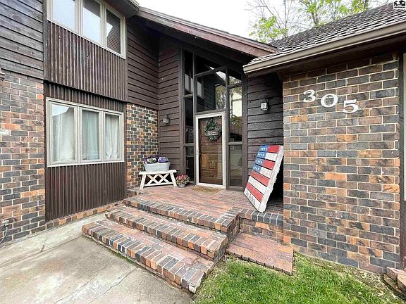 3rd image of 305 E Forest Ave