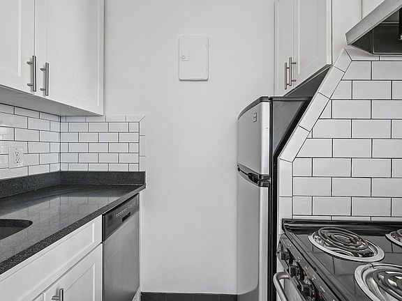 5th image of 208 W 23rd St APT 805