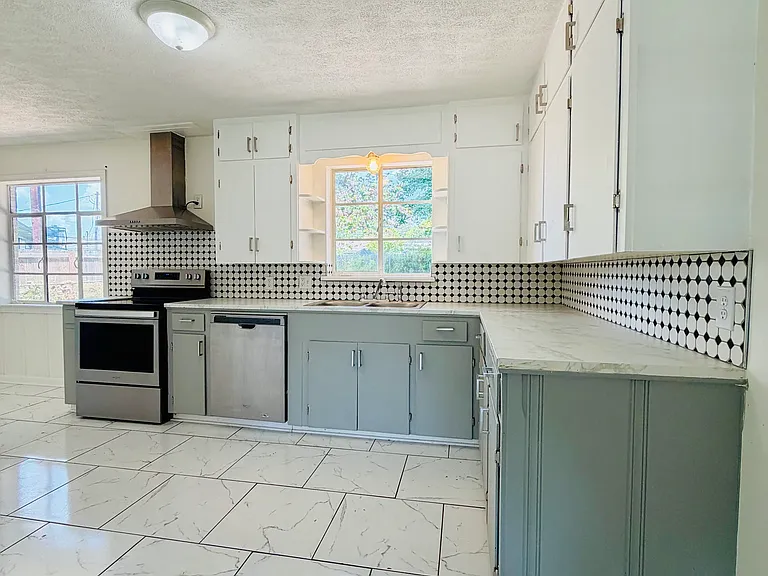 4224 Main St — Photo 6