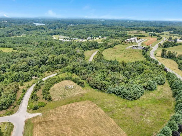 2 Lakewatch Dr, Moneta, VA 24121