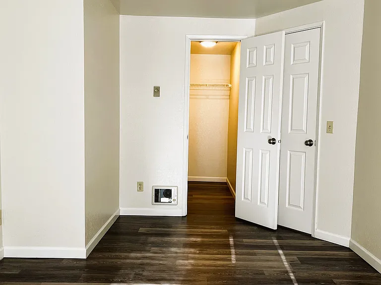 Portage Bay Apartments — Photo 29