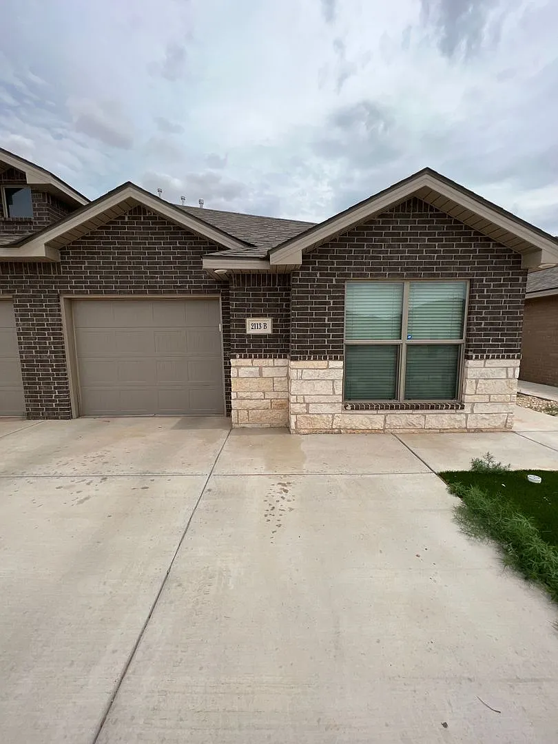 3 bedroom 2 bath 1 car garage Duplex on west 19th! — Photo 1