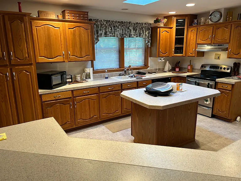 1360 Cypress Ct — Photo 3