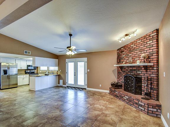 2nd image of 2652 E Isabella Ave