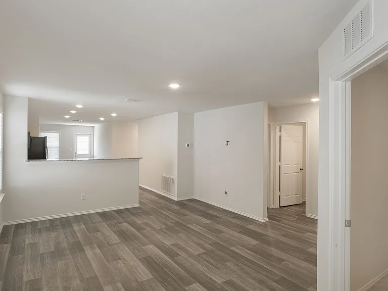 6319 Antares — Photo 6