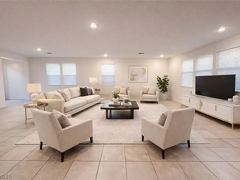 8038 Minavalle Ave — Photo 3