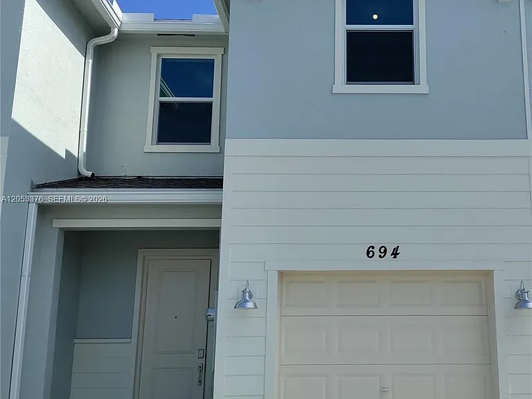 694 SE Lake Falls St — Photo 2
