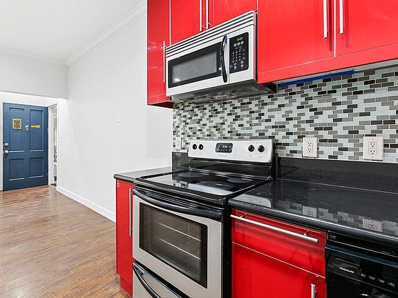 5th image of 7229 Willoughby Ave #16A