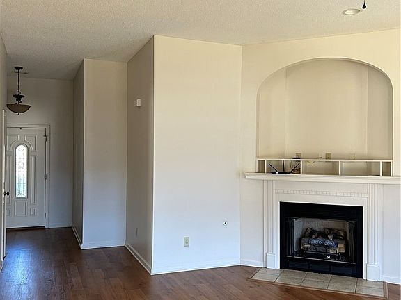 3rd image of 16379 Pottery Ln