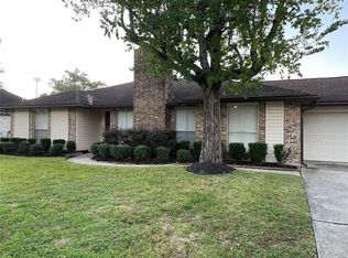 1103 W Castlewood Ave, Friendswood, TX 77546