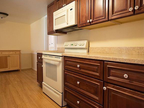 Eat-in kitchen