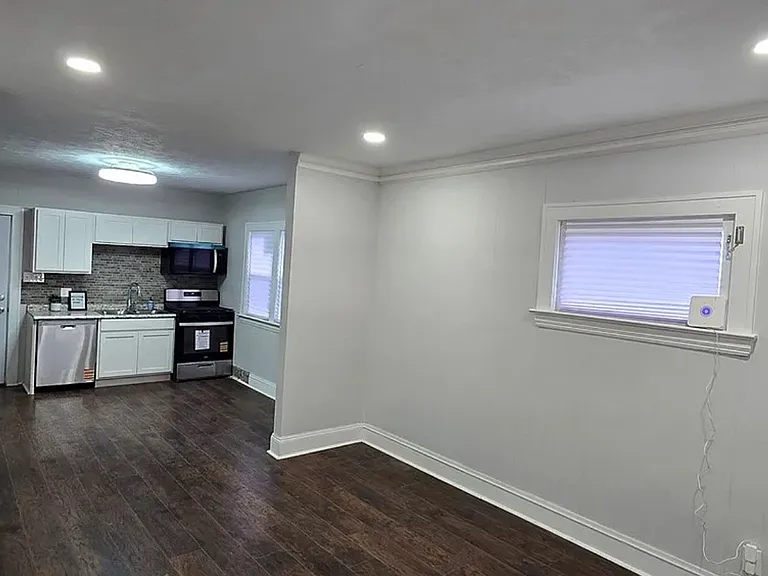 10909 Nelson Ave — Photo 2