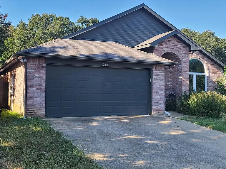 1210 Hidden Oaks Dr — Photo 2