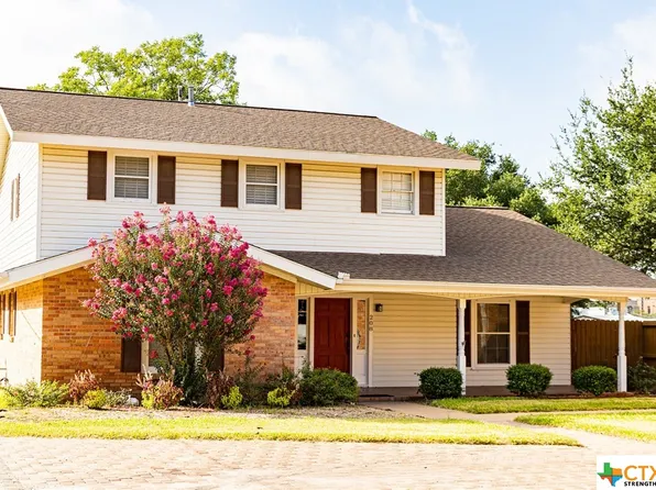 208 E 9th St, Shiner, TX 77984