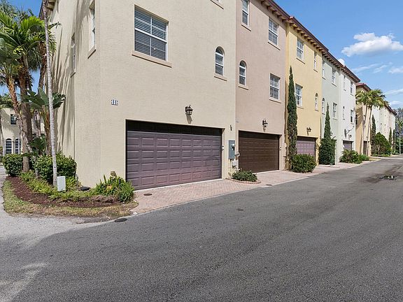 2nd image of 41 Via Floresta Dr