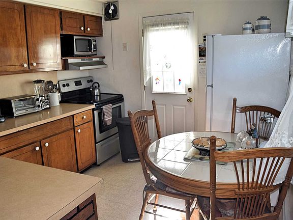 3rd image of 10 Stirrup Ln