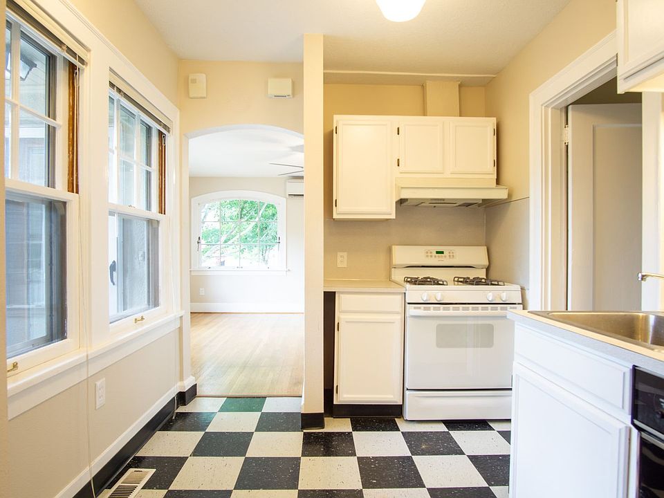 1st image of 3604 SE Stark St #0
