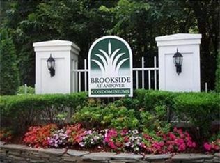 700 Brookside Dr #F, Andover, MA 01810