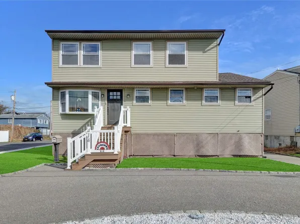 414 Venetian Boulevard, Lindenhurst, NY 11757