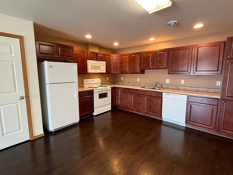 505 16th Ave NE #6 — Photo 4