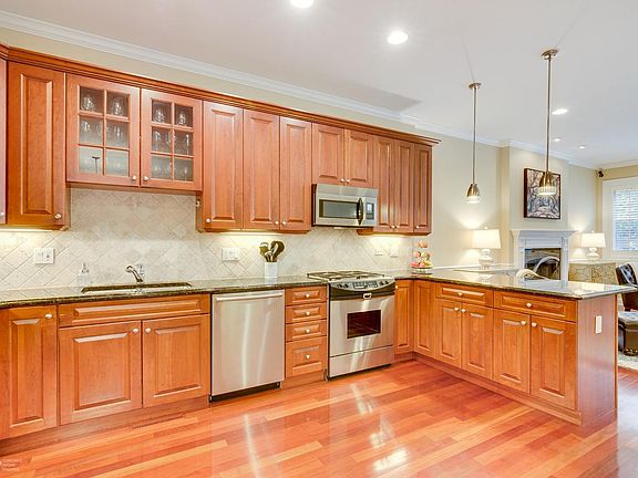 5th image of 2637 N Southport Ave #1