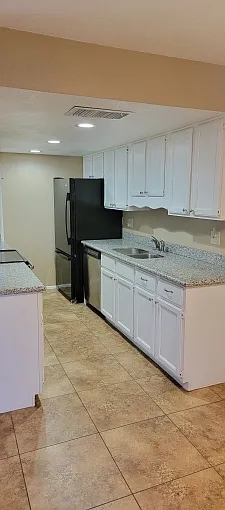 Terrific 3 bedroom Townhome — Photo 3