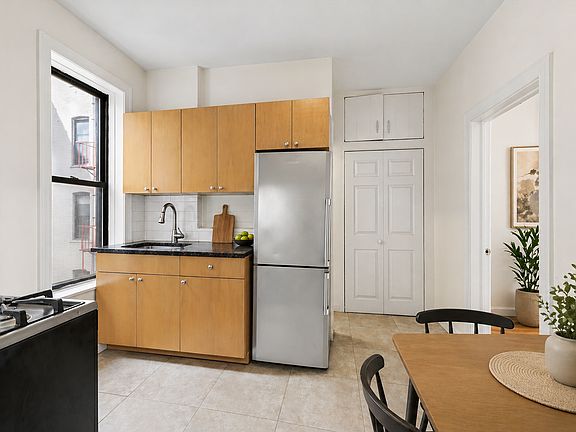 3rd image of 171 Meserole St APT 19