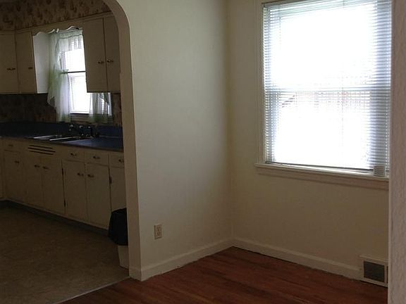 4th image of 4444 Rosemary Ave